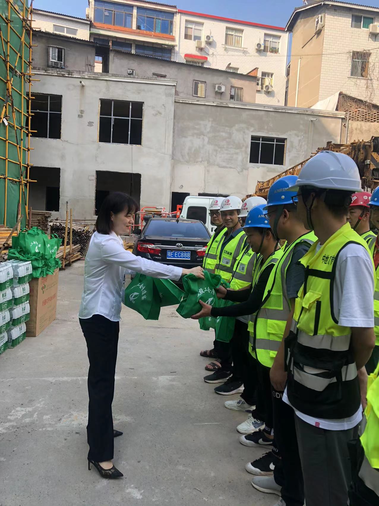 城投工会送清凉2.jpg